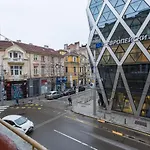 Elegant 2Bdr Apartment With A Balcony