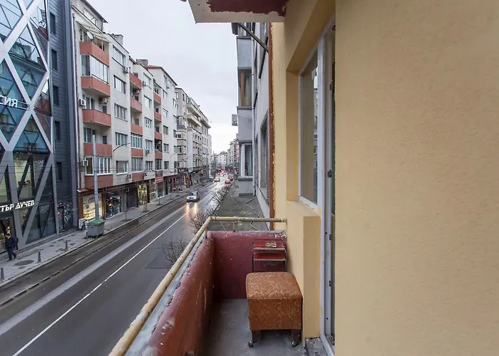 Elegant 2Bdr Apartment With A Balcony