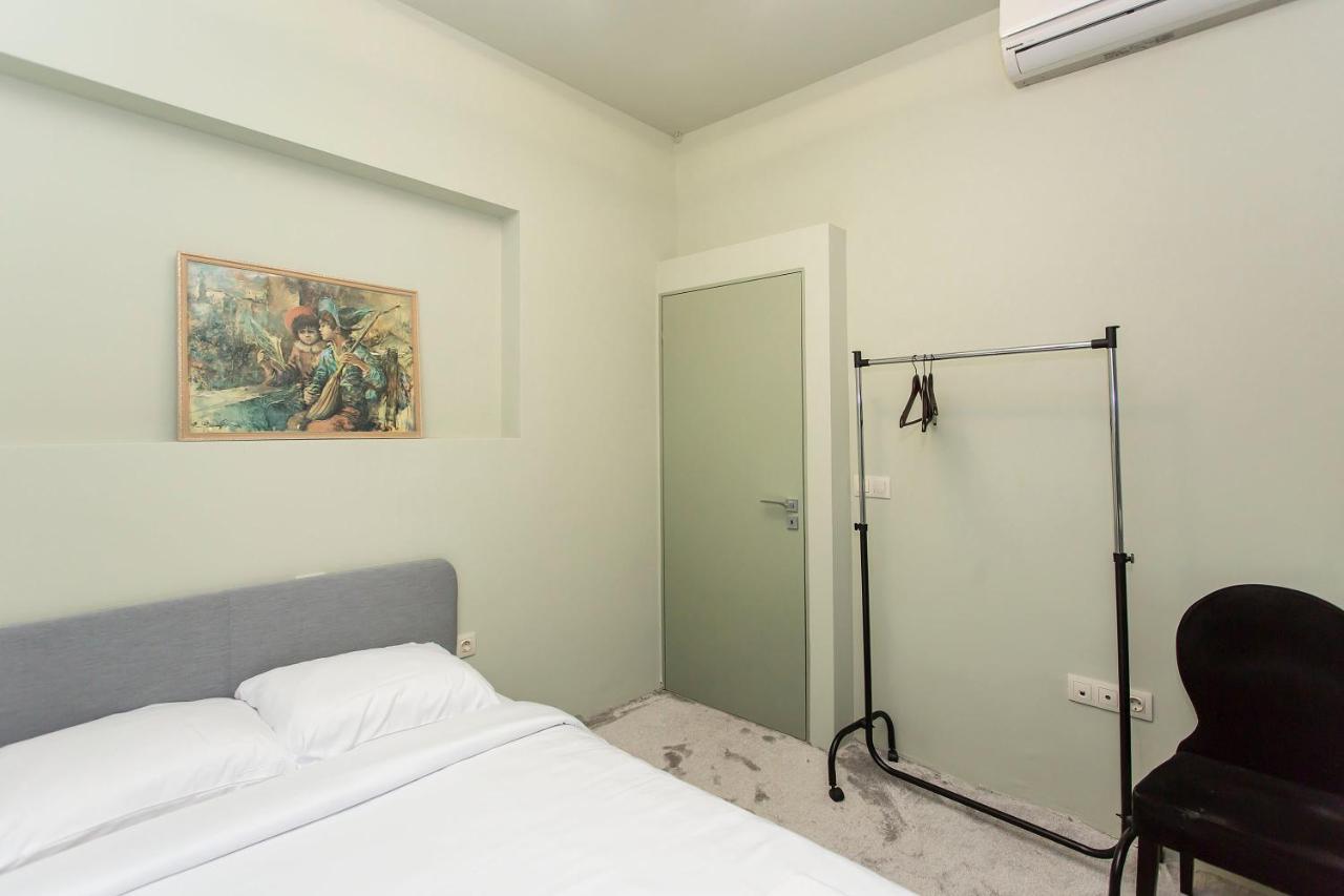 Elegant 2bdr With A Balcony