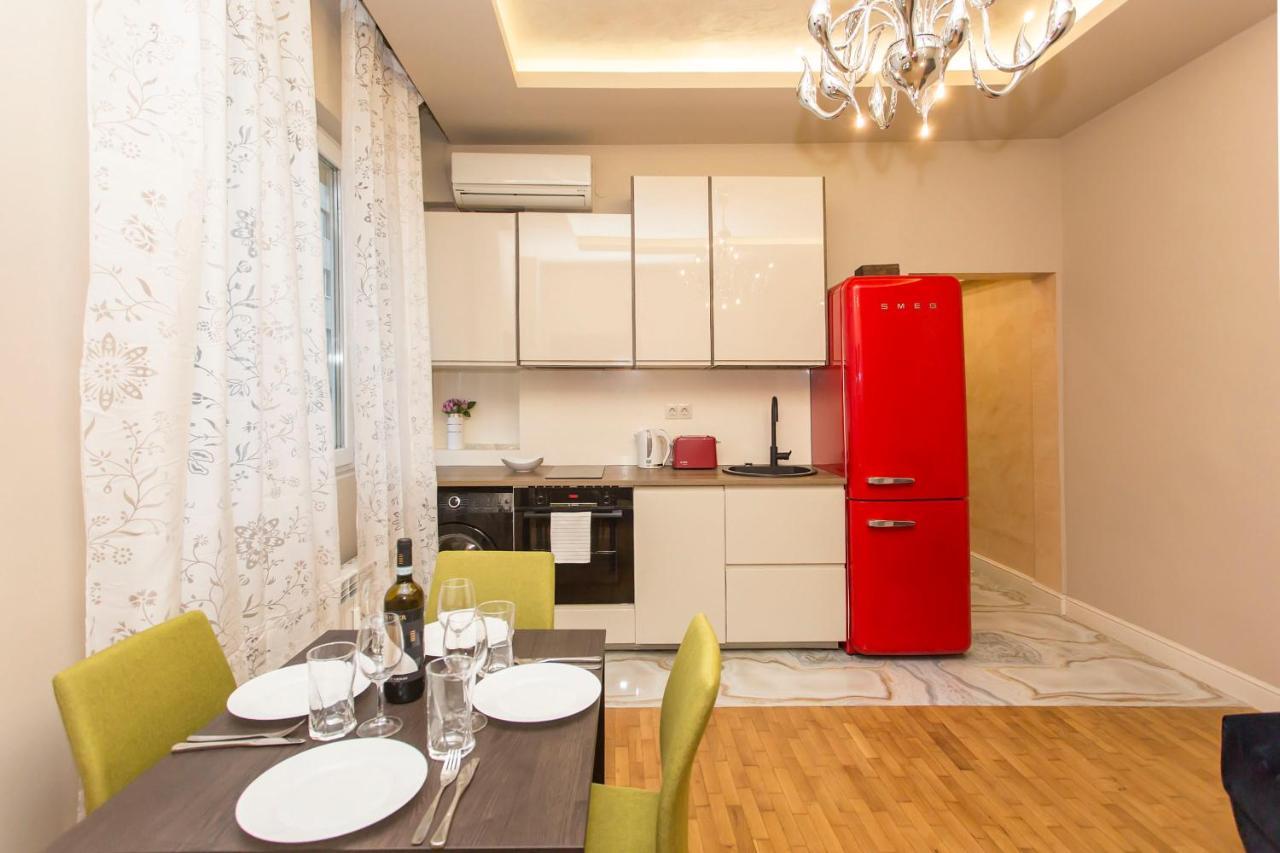 Apartemen Elegant 2bdr With A Balcony *