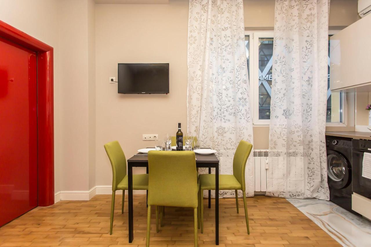 Apartemen Elegant 2bdr With A Balcony