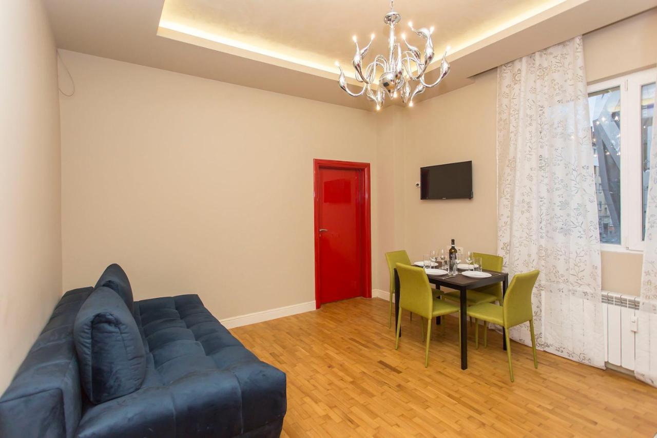Elegant 2bdr With A Balcony Apartemen *